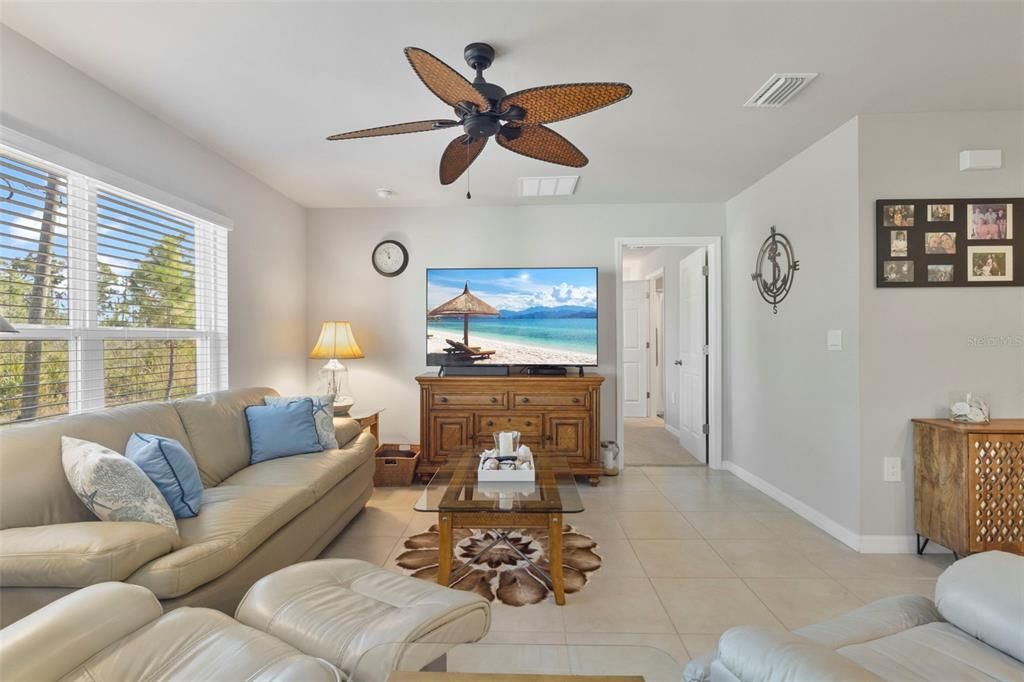 En Venta: $324,900 (4 camas, 2 baños, 1499 Pies cuadrados)