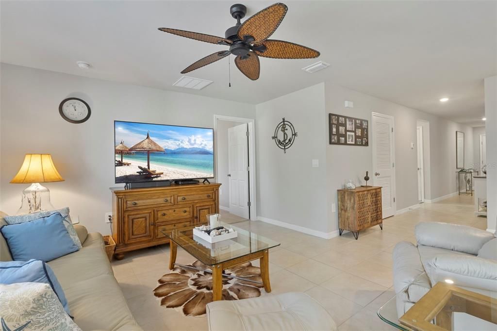 En Venta: $324,900 (4 camas, 2 baños, 1499 Pies cuadrados)