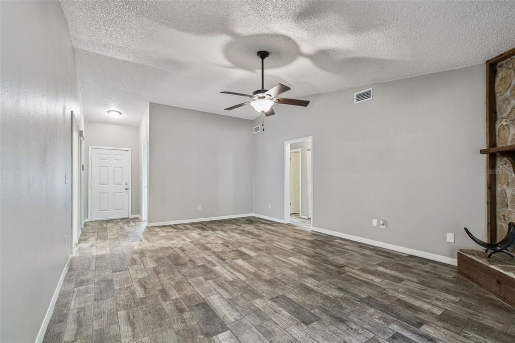 For Sale: $359,900 (4 beds, 2 baths, 1461 Square Feet)