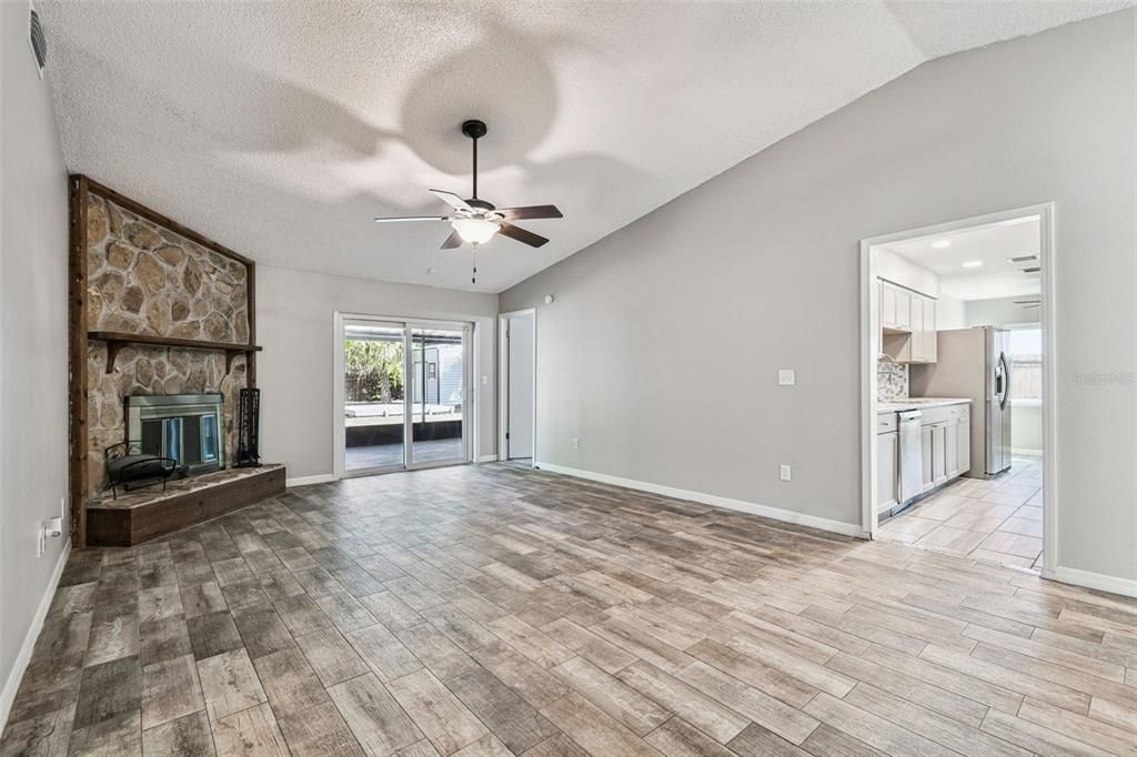 For Sale: $359,900 (4 beds, 2 baths, 1461 Square Feet)