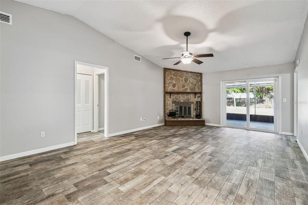 For Sale: $359,900 (4 beds, 2 baths, 1461 Square Feet)