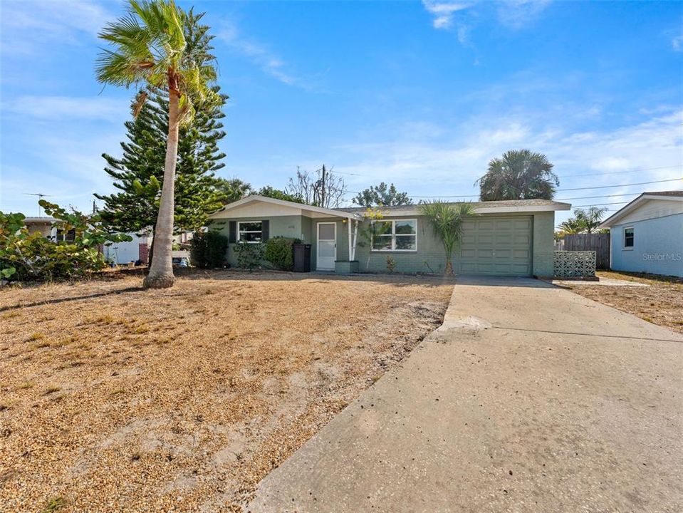 For Rent: $1,800 (2 beds, 1 baths, 864 Square Feet)