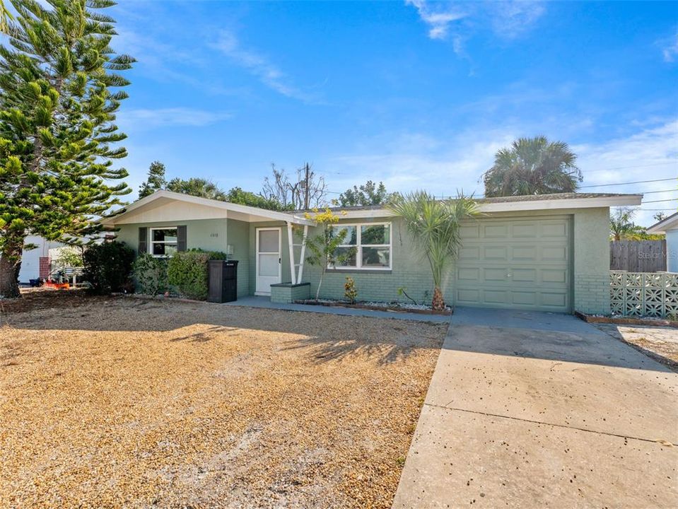 For Rent: $1,800 (2 beds, 1 baths, 864 Square Feet)