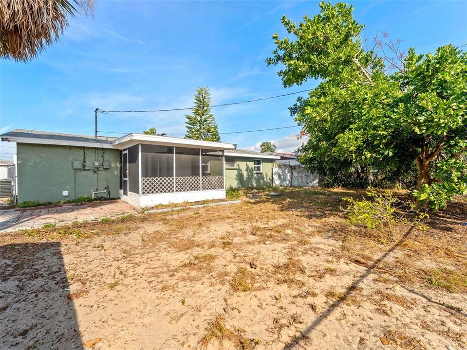 For Rent: $1,800 (2 beds, 1 baths, 864 Square Feet)