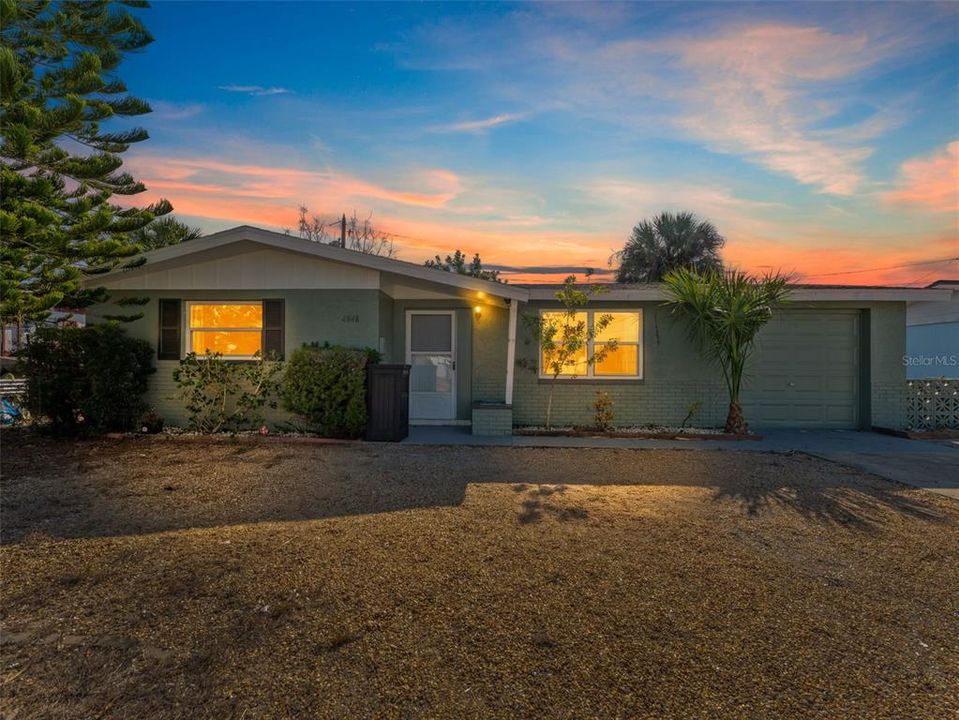 For Rent: $1,800 (2 beds, 1 baths, 864 Square Feet)