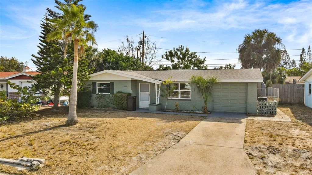 For Rent: $1,800 (2 beds, 1 baths, 864 Square Feet)