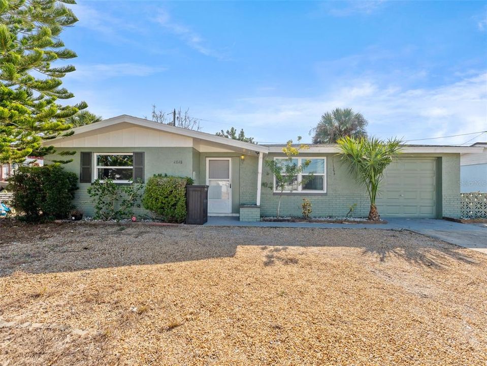 For Rent: $1,800 (2 beds, 1 baths, 864 Square Feet)