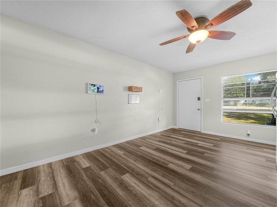 На продажу: $295,000 (3 спален, 2 ванн, 2028 Квадратных фут)