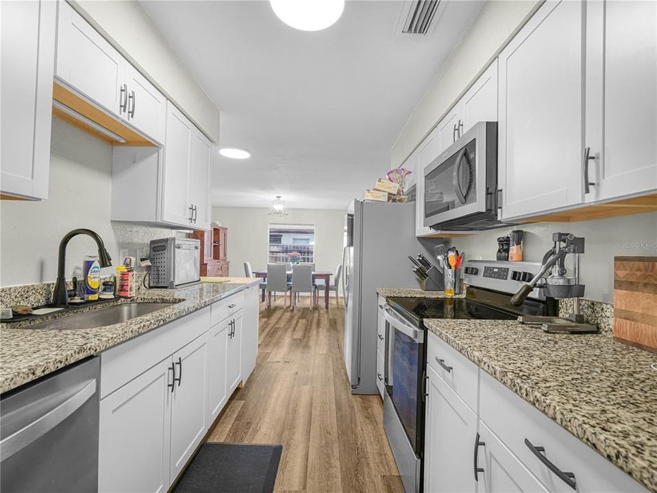 На продажу: $295,000 (3 спален, 2 ванн, 2028 Квадратных фут)