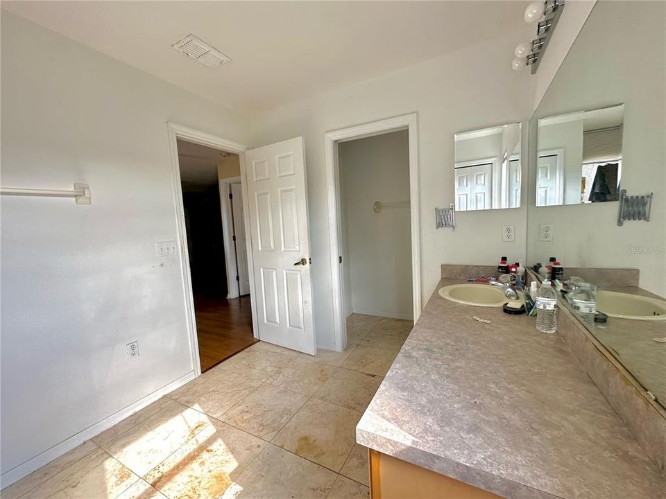 For Sale: $780,000 (5 beds, 4 baths, 3512 Square Feet)