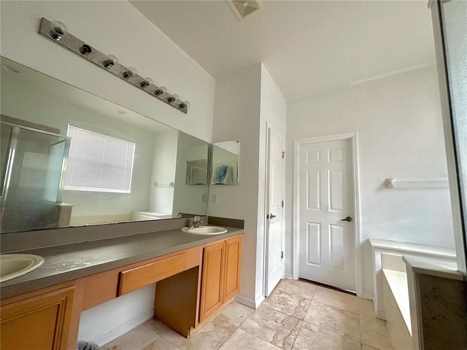 For Sale: $780,000 (5 beds, 4 baths, 3512 Square Feet)