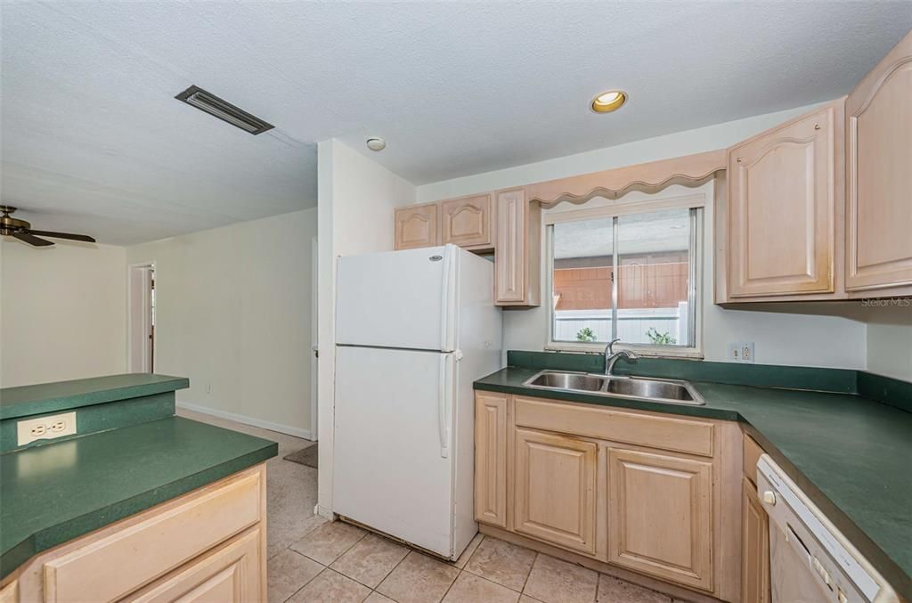 На продажу: $375,000 (2 спален, 2 ванн, 1100 Квадратных фут)