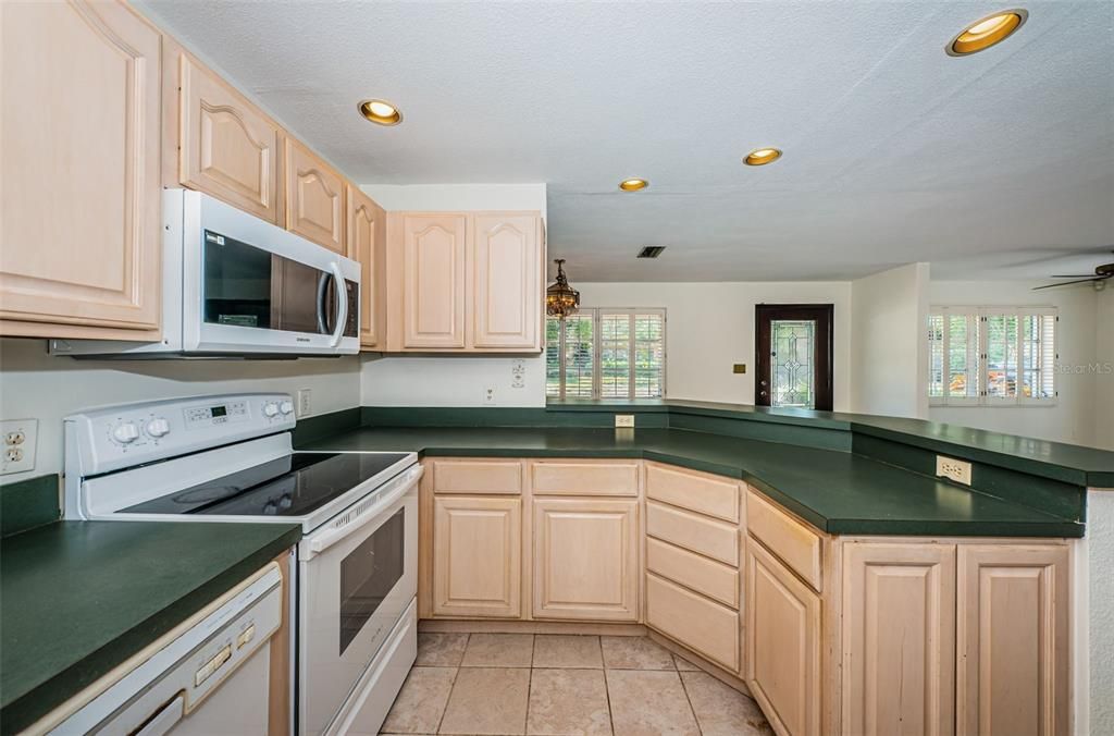 На продажу: $375,000 (2 спален, 2 ванн, 1100 Квадратных фут)