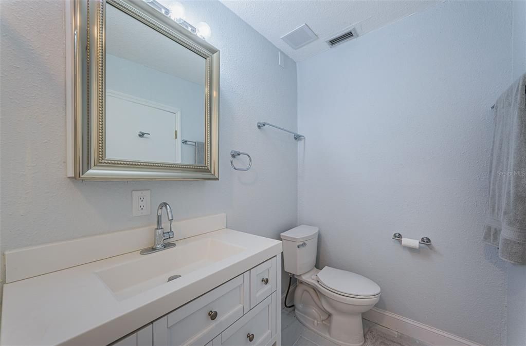 На продажу: $375,000 (2 спален, 2 ванн, 1100 Квадратных фут)