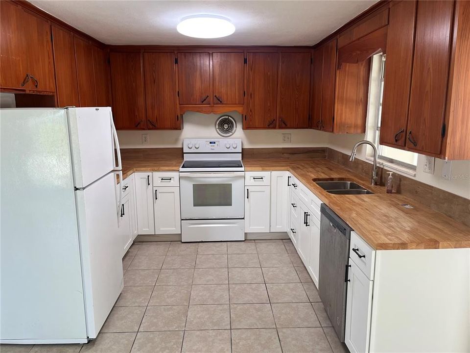 For Rent: $1,800 (2 beds, 2 baths, 936 Square Feet)