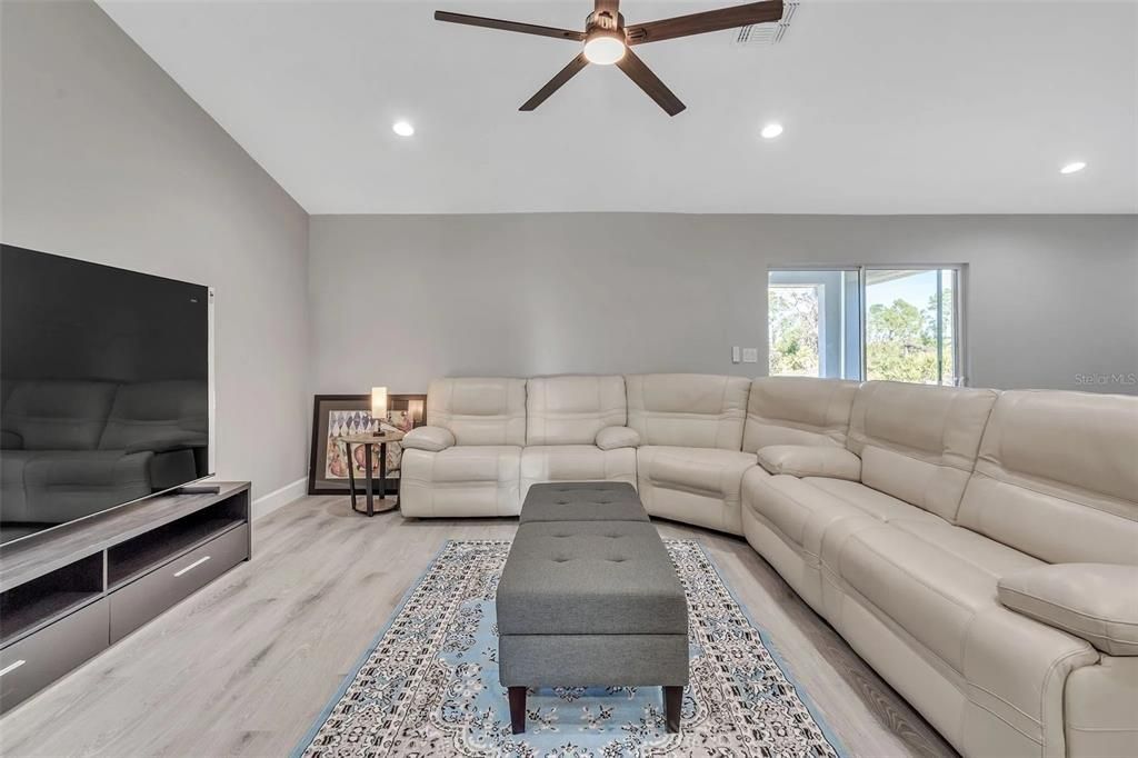 待售: $407,600 (4 贝兹, 2 浴室, 1817 平方英尺)