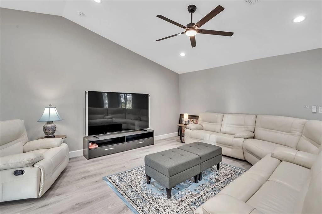 待售: $407,600 (4 贝兹, 2 浴室, 1817 平方英尺)