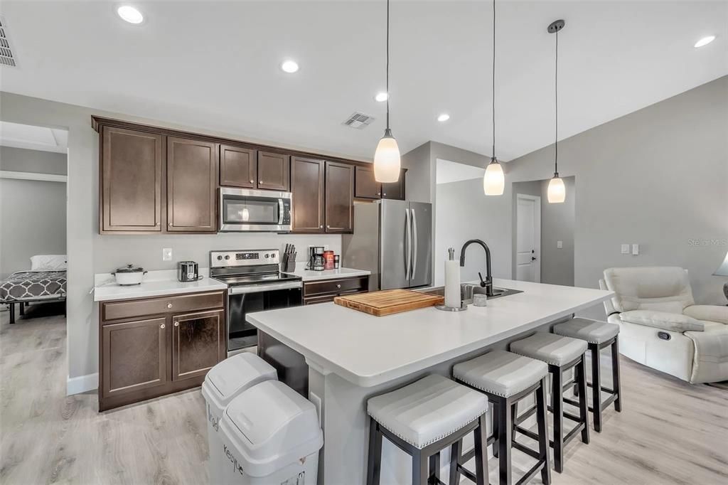 待售: $407,600 (4 贝兹, 2 浴室, 1817 平方英尺)