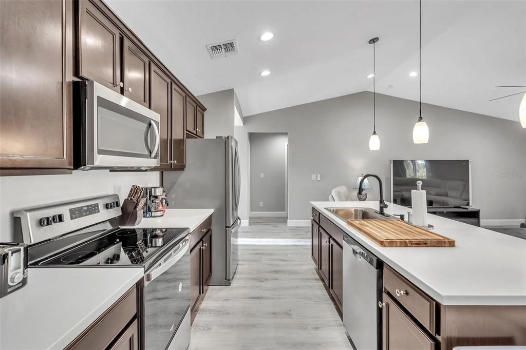 待售: $407,600 (4 贝兹, 2 浴室, 1817 平方英尺)