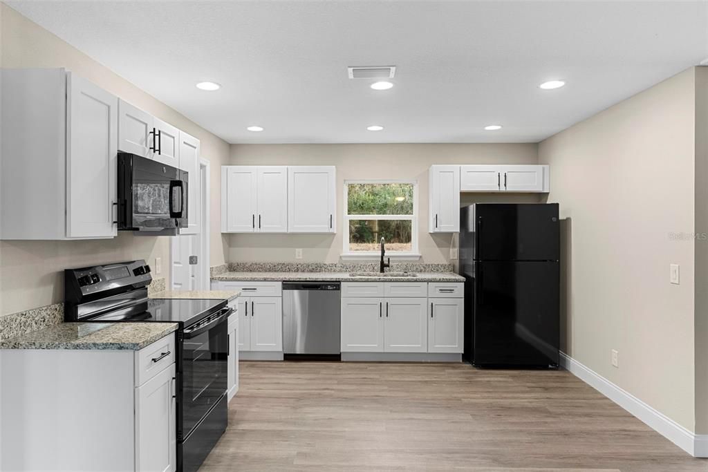 На продажу: $525,000 (6 спален, 0 ванн, 2150 Квадратных фут)