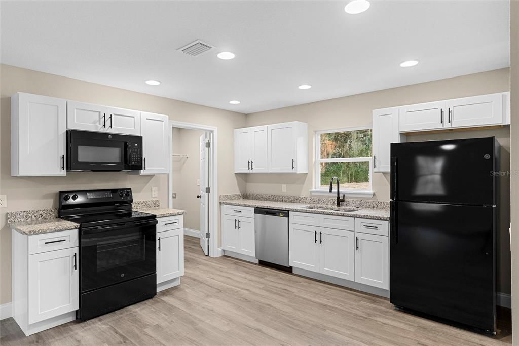 На продажу: $525,000 (6 спален, 0 ванн, 2150 Квадратных фут)