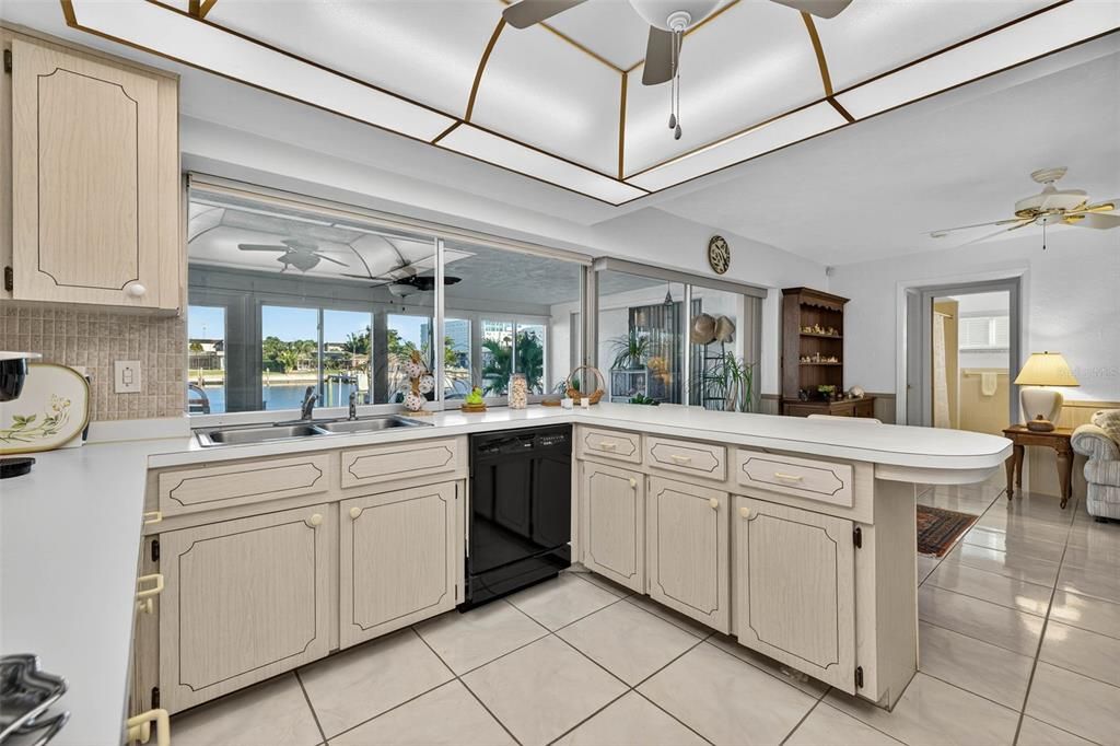 Activo con contrato: $975,000 (3 camas, 2 baños, 1666 Pies cuadrados)