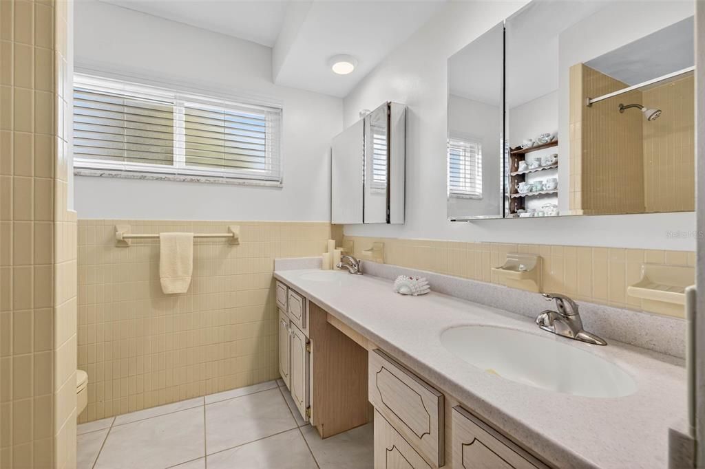 Activo con contrato: $975,000 (3 camas, 2 baños, 1666 Pies cuadrados)