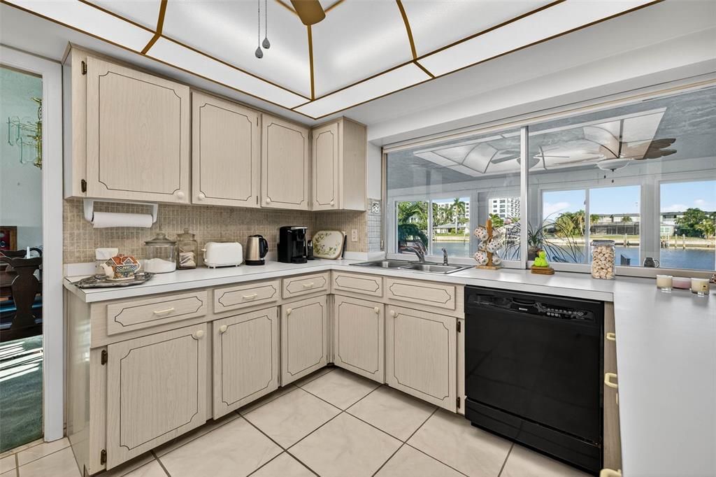 Activo con contrato: $975,000 (3 camas, 2 baños, 1666 Pies cuadrados)