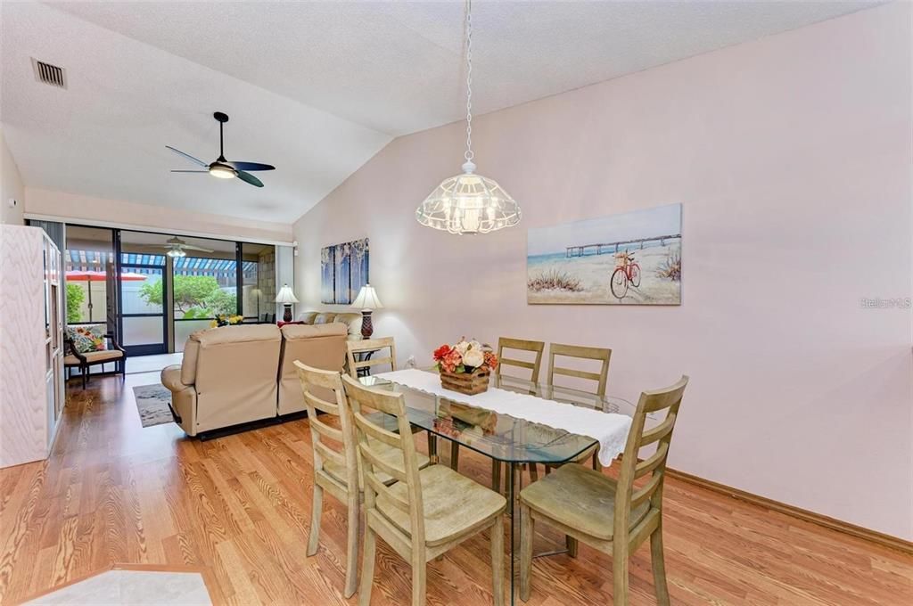 For Sale: $290,000 (2 beds, 2 baths, 1064 Square Feet)