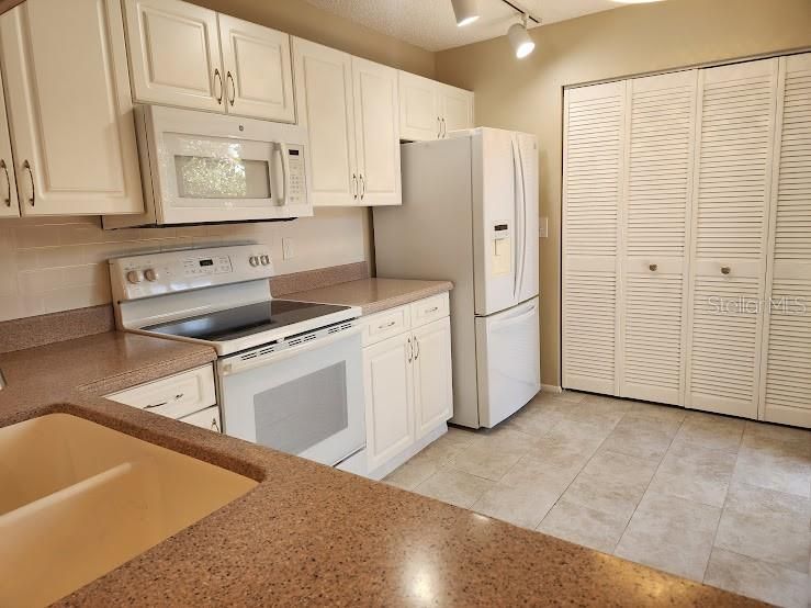 For Sale: $290,000 (2 beds, 2 baths, 1064 Square Feet)