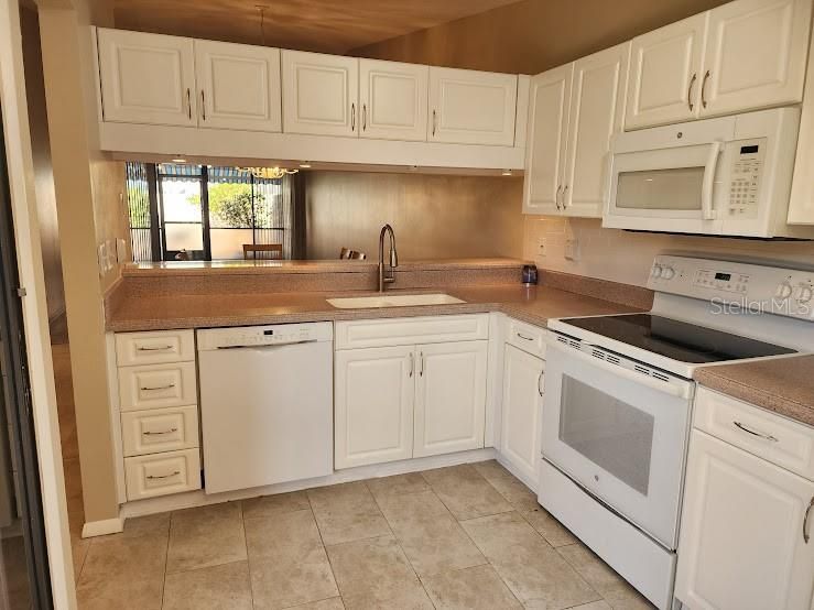 For Sale: $290,000 (2 beds, 2 baths, 1064 Square Feet)