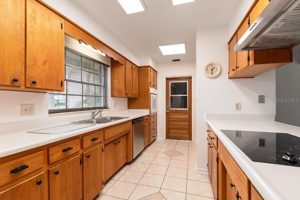 En Venta: $600,000 (4 camas, 2 baños, 1959 Pies cuadrados)