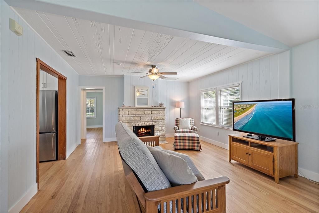 For Sale: $1,190,000 (2 beds, 2 baths, 1180 Square Feet)