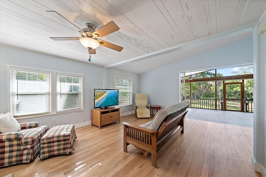 For Sale: $1,190,000 (2 beds, 2 baths, 1180 Square Feet)