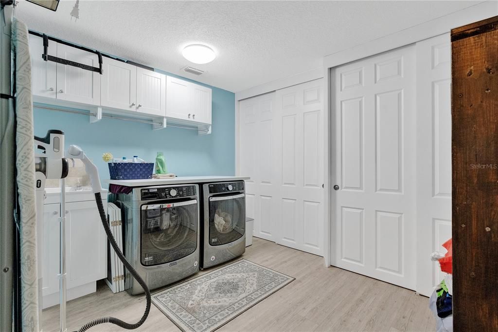 For Sale: $1,100,000 (6 beds, 5 baths, 3569 Square Feet)