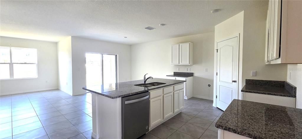 На продажу: $320,000 (4 спален, 2 ванн, 1867 Квадратных фут)