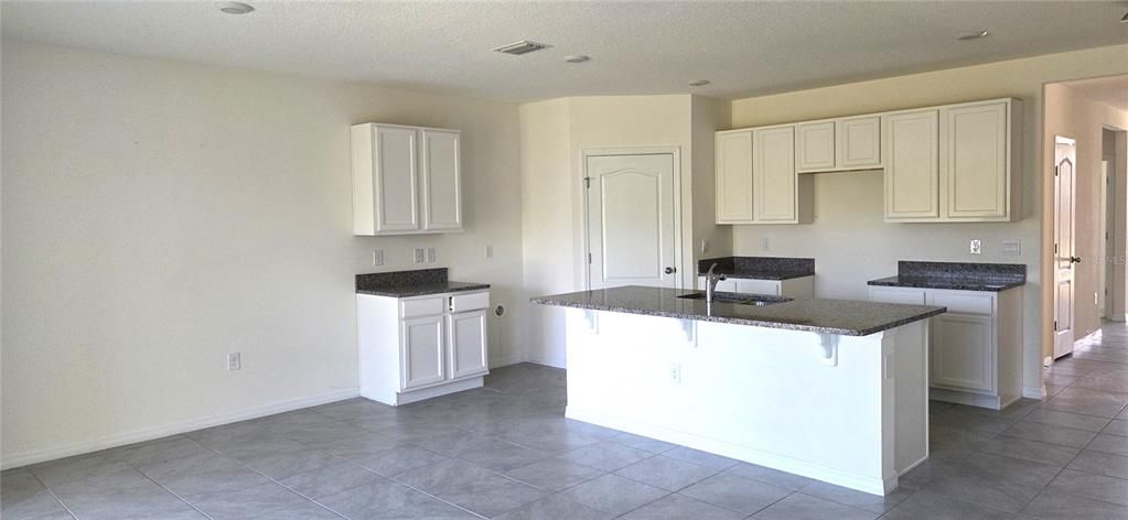 На продажу: $320,000 (4 спален, 2 ванн, 1867 Квадратных фут)