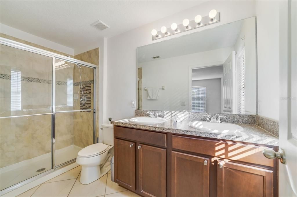 En Venta: $245,000 (3 camas, 2 baños, 1600 Pies cuadrados)