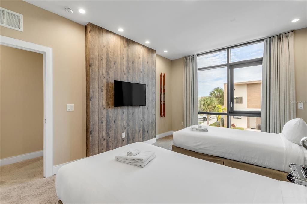 For Sale: $499,000 (4 beds, 4 baths, 2356 Square Feet)