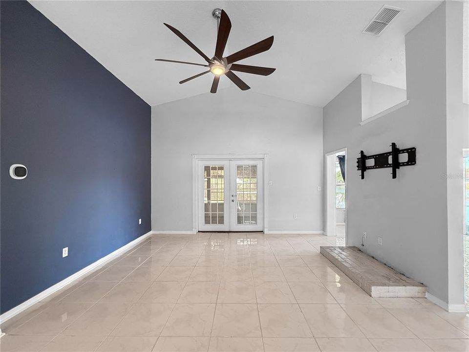 For Rent: $2,100 (3 beds, 2 baths, 1814 Square Feet)