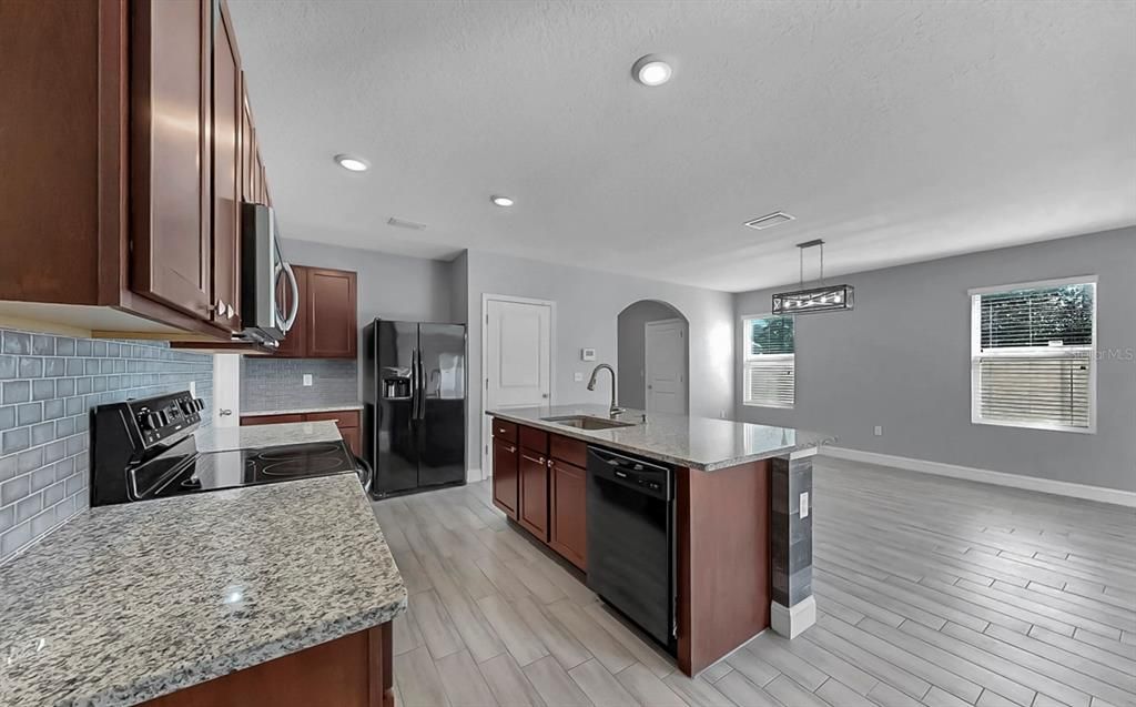 En Venta: $375,000 (5 camas, 3 baños, 2522 Pies cuadrados)