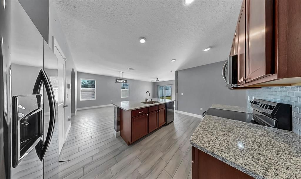 En Venta: $375,000 (5 camas, 3 baños, 2522 Pies cuadrados)