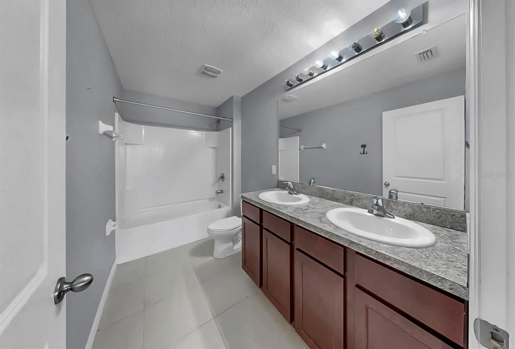 En Venta: $375,000 (5 camas, 3 baños, 2522 Pies cuadrados)