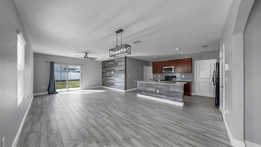 En Venta: $375,000 (5 camas, 3 baños, 2522 Pies cuadrados)