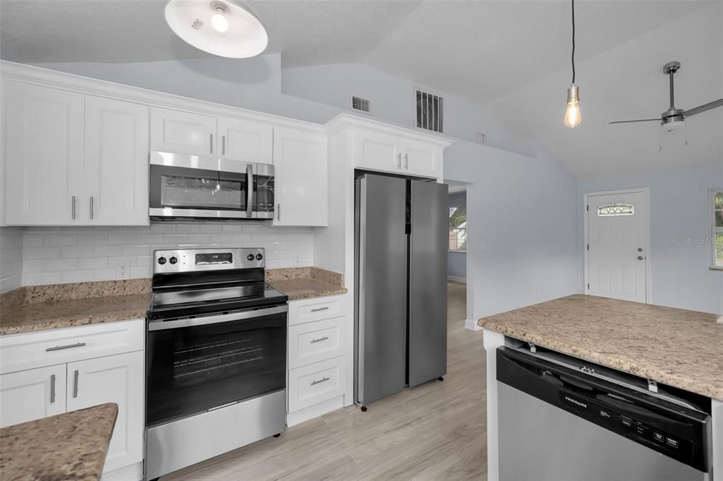 For Sale: $259,000 (2 beds, 1 baths, 660 Square Feet)
