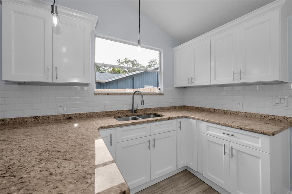 For Sale: $259,000 (2 beds, 1 baths, 660 Square Feet)