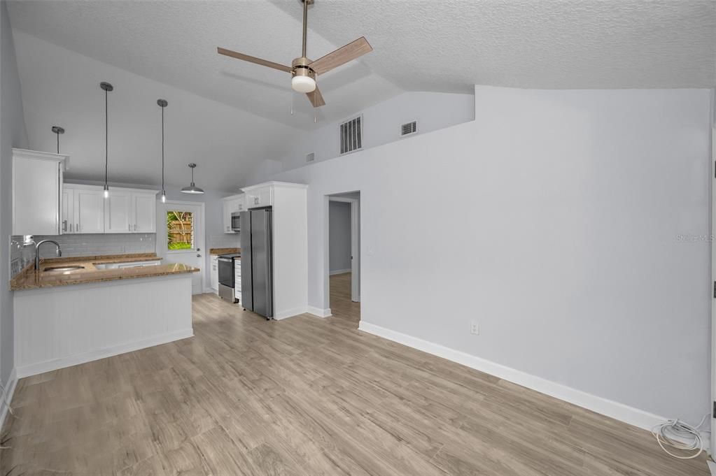 For Sale: $259,000 (2 beds, 1 baths, 660 Square Feet)