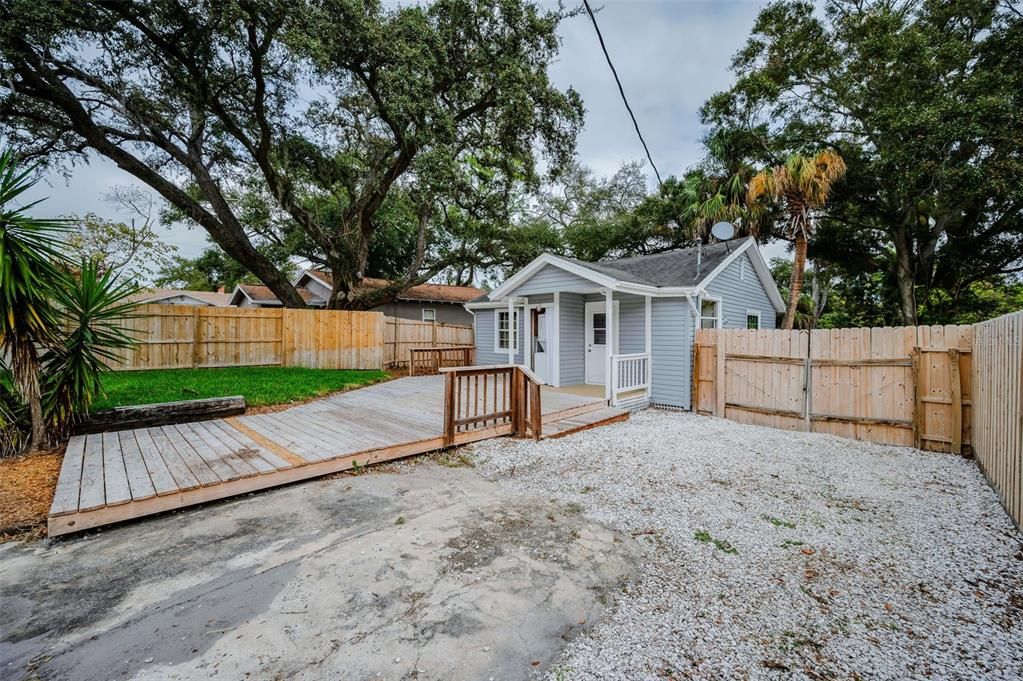 For Sale: $259,000 (2 beds, 1 baths, 660 Square Feet)