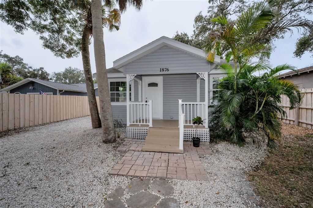 For Sale: $259,000 (2 beds, 1 baths, 660 Square Feet)