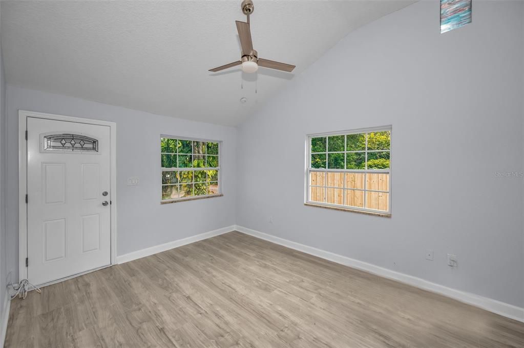 For Sale: $259,000 (2 beds, 1 baths, 660 Square Feet)